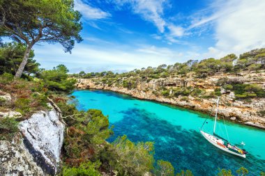 Cala Pi, Mayorka pastoral Koyu'nda demirleme yelkenli