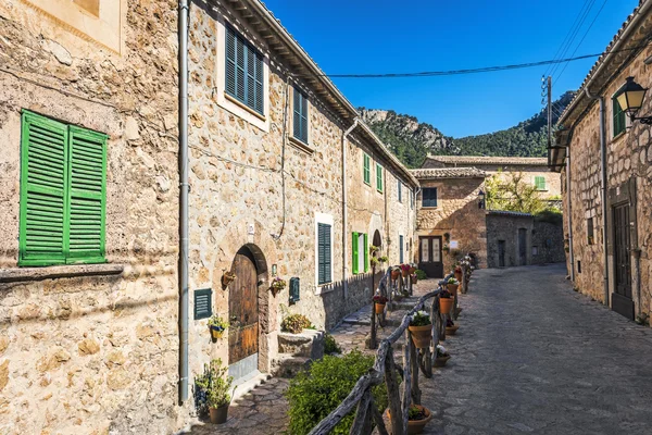 Traditionelle Steinhäuser säumen eine Straße in Valldemossa — Stockfoto