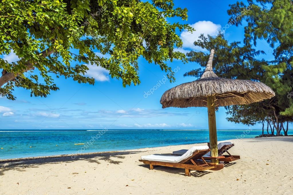 Plage De Sable Blanc Avec Chaises Longues Et Parasol à Lile