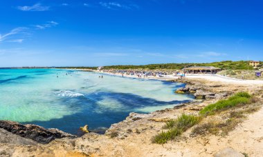 Mayorka uzun Es Trenc Beach'te Playa Ses Covetes parçası