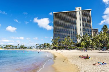 Yüksek doğmak resort beach Waikiki, Honolulu üzerinde