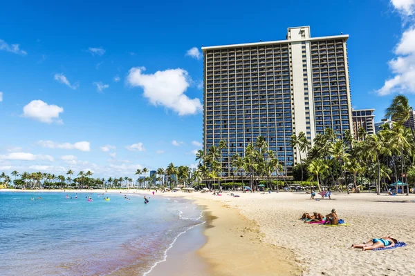 High rise resort na praia de Waikiki, Honolulu — Fotografia de Stock