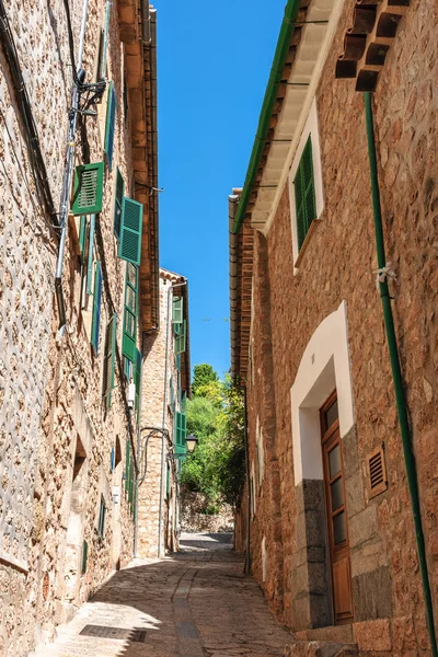 Abschüssige Straße im Dorf Fornalutx — Stockfoto