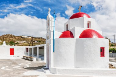 tourlos, Mikonos içinde kırmızı kubbe ile Beyaz Şapel