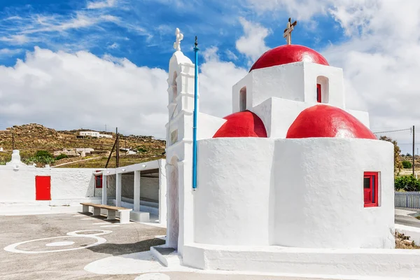 Белая часовня с красным куполом в Турлосе, Миконос — стоковое фото
