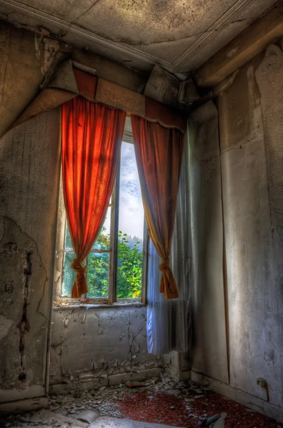 Terk edilmiş bir evde ıssız penceresinde — Stok fotoğraf