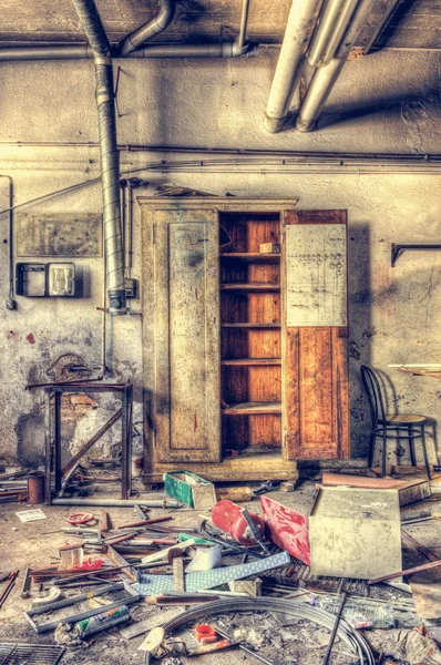 Armário em uma oficina abandonada abandonada — Fotografia de Stock