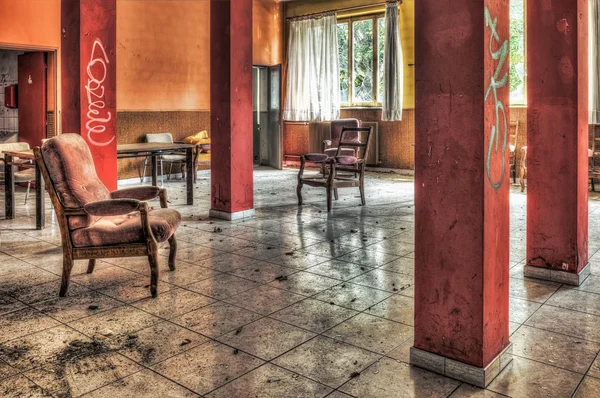 Dilapidated sitting room in an abandoned hospital — Stock Photo, Image