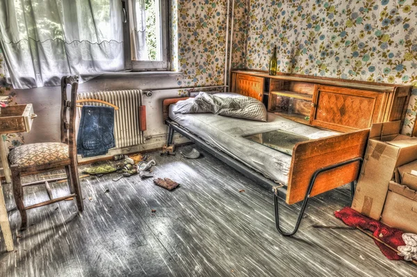 Derelict squat room in an abandoned hospital — Stock Photo, Image