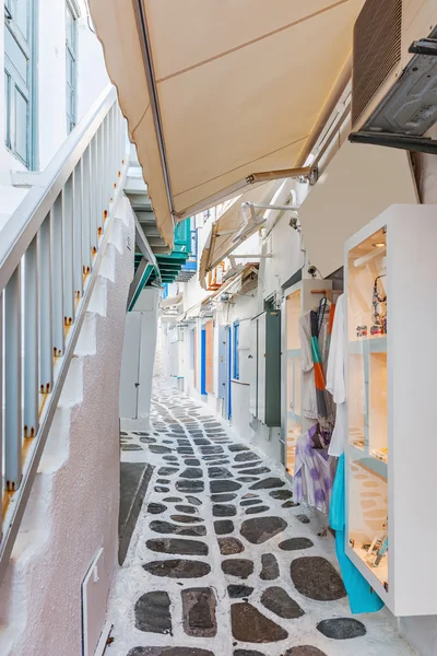 Narrow shopping lane in Mykonos old town — Stock Photo, Image