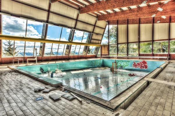 Dilapidated swimming pool in an abandoned asylum — Stock Photo, Image