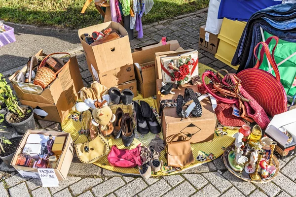 Odds and ends on a flea market stall — Stock Photo, Image