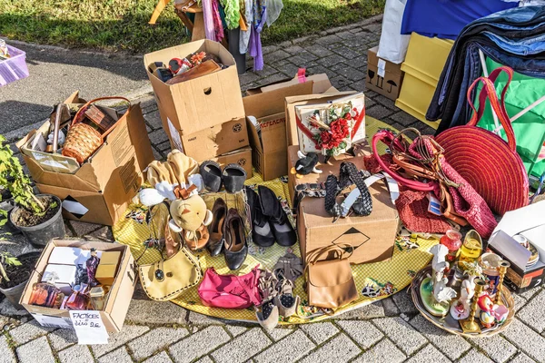 Probabilidades y fines en un puesto de mercado de pulgas — Foto de Stock