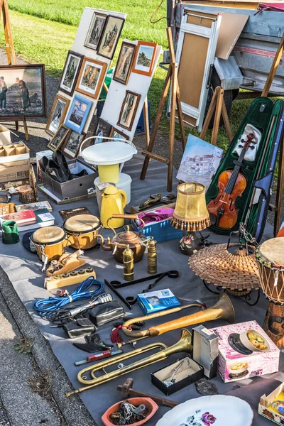 Smått och gott på en loppmarknad stall — Stockfoto