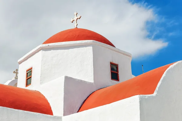 Traditional orthodox white church with red cupola in Mykonos — Stock Photo, Image