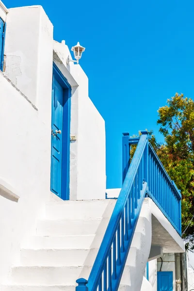 Bannister blu e porta di una tipica casa a Mykonos — Foto Stock