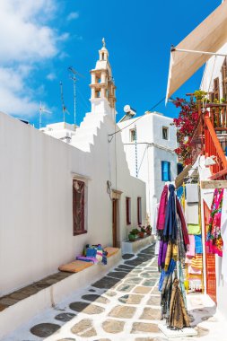 Chora Mykonos içinde dar bir sokakta küçük beyaz Şapel