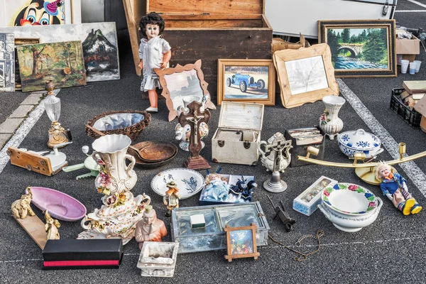 Odds and ends on a flea market stall — Stock Photo, Image