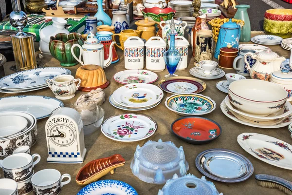 Odds and ends on a flea market stall — Stock Photo, Image