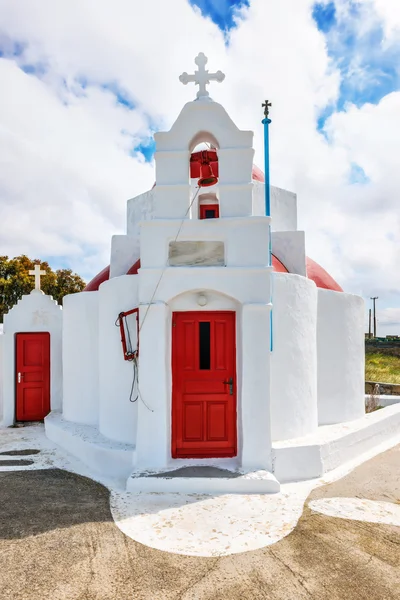 White chapel with red dome in Tourlos, Mykonos — Stock Photo, Image