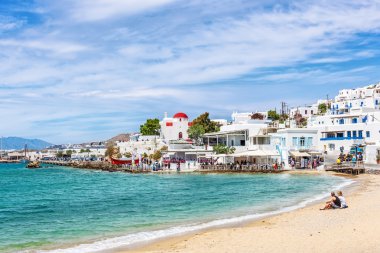Mykonos liman alanı boyunca tipik badanalı evleri