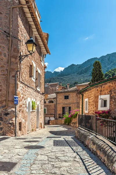 Typical lane in the mountain village of Fornalutx — Stock Photo, Image