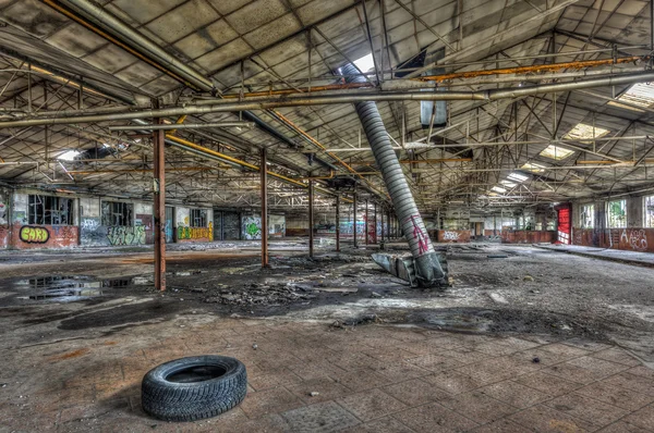 Fallfärdiga lager i en övergiven fabrik — Stockfoto