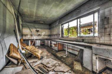 Terkedilmiş bir fabrikada terk edilmiş laboratuvar