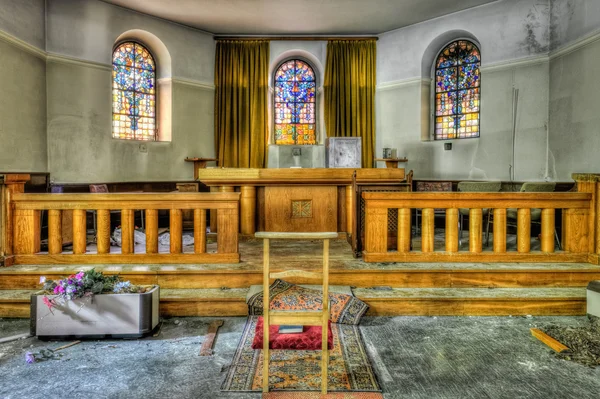 Derelict chapel in an abandoned asylum — Stock Photo, Image