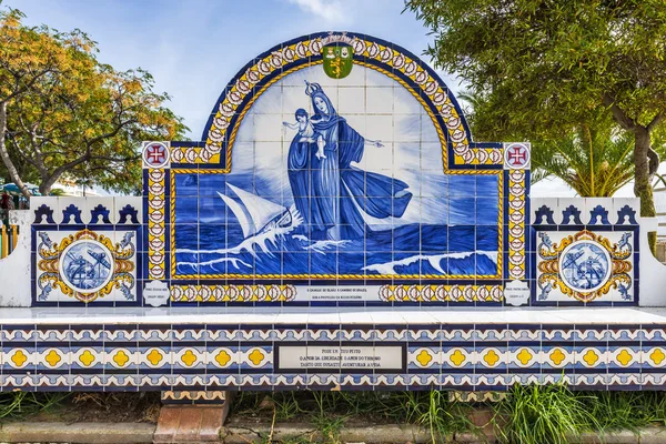 Banco decorado com azulejos fora do mercado de Olhao — Fotografia de Stock