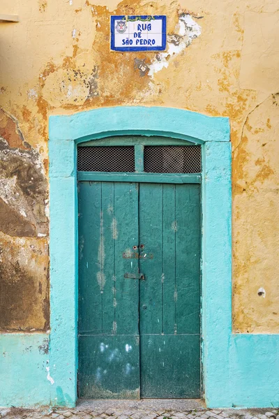 Típica puerta verde en el casco antiguo de Olhao — Foto de Stock