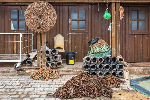 Equipo de pesca y ollas de pulpo frente a una cabaña de pescadores i — Foto de Stock