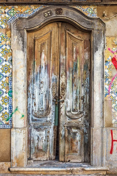 Casa envejecida puerta de madera en Olhao — Foto de Stock