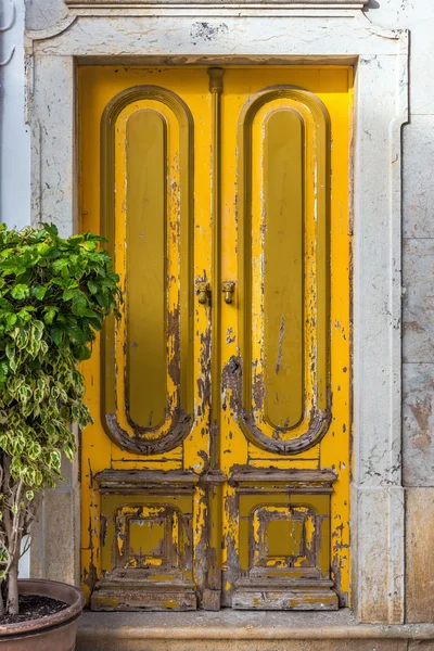 Porta amarela típica na cidade velha de Olhao — Fotografia de Stock
