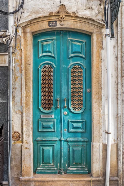 Porta azul típica na cidade velha de Olhao — Fotografia de Stock