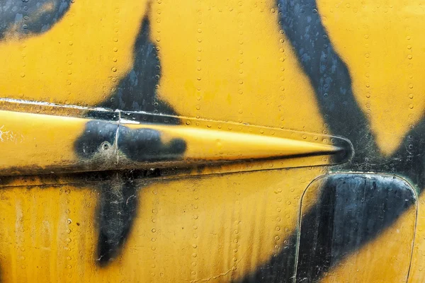 Желтый и черный камуфляж на фюзеляже самолета — стоковое фото