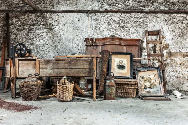 Vecchie reliquie in una soffitta polverosa — Foto Stock