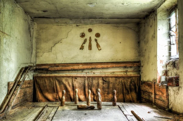 Vintage wooden pins in an abandoned bowling alley — Stock Photo, Image