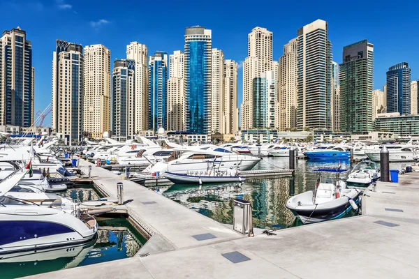 Iates em Dubai marina — Fotografia de Stock