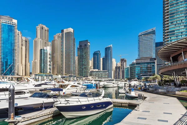 Jachty v dubajském přístavu — Stock fotografie