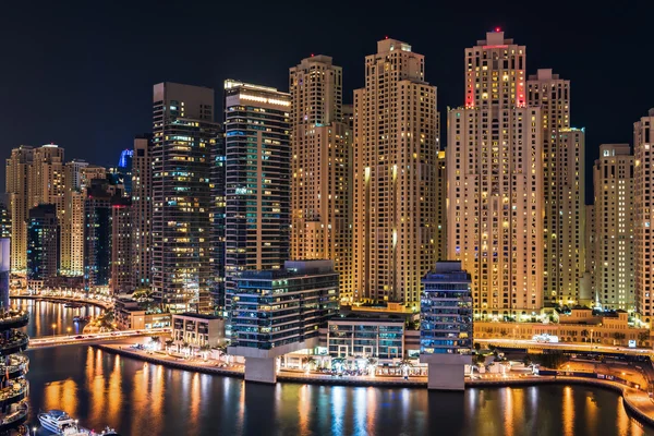 Dubai Marina iluminado por la noche Fotos de stock libres de derechos