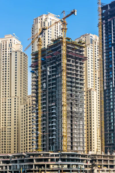 Небоскрёбы в стадии строительства в Dubai Marina — стоковое фото