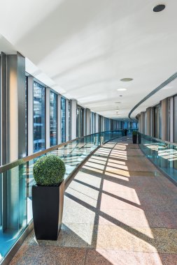 Boş sırlı koridordan görüntülemek