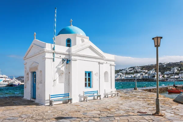 Weiß getünchte und blau gewölbte Agios-Nikola-Kirche in Mykonos — Stockfoto