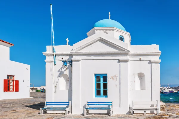 Witte en blauwe koepelvormige Agios Nikolaos Kerk in Mykonos — Stockfoto