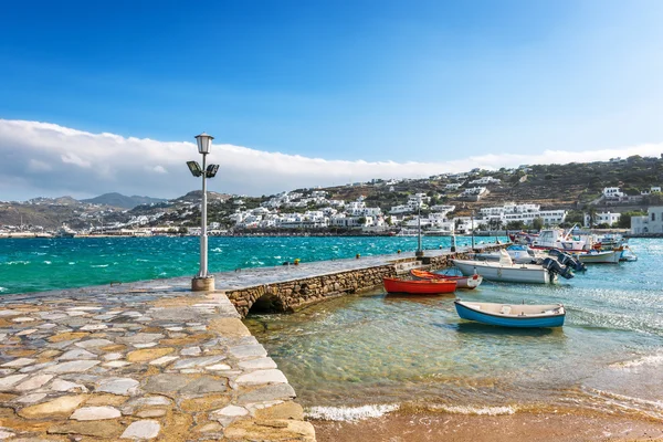 Haven van Hora met kleurrijke vissersboten op het Griekse eiland — Stockfoto