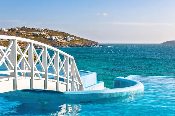 Passarela de madeira sobre piscina de luxo — Fotografia de Stock