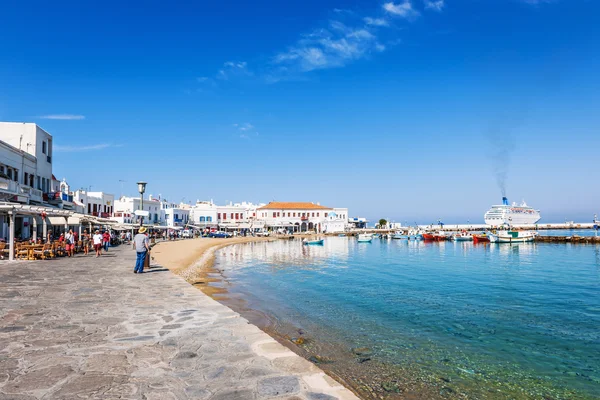 The seaside walkway at the port of Hora on the Greek Island of M — Stock Photo, Image