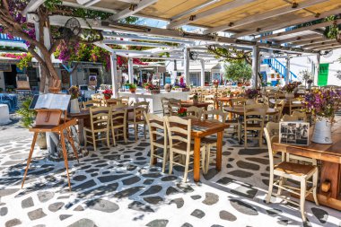 Yunan tavernası Mykonos içinde açık havada
