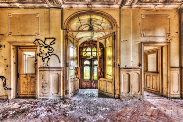 Derelict lobby in an abandoned manor — Stock Photo, Image